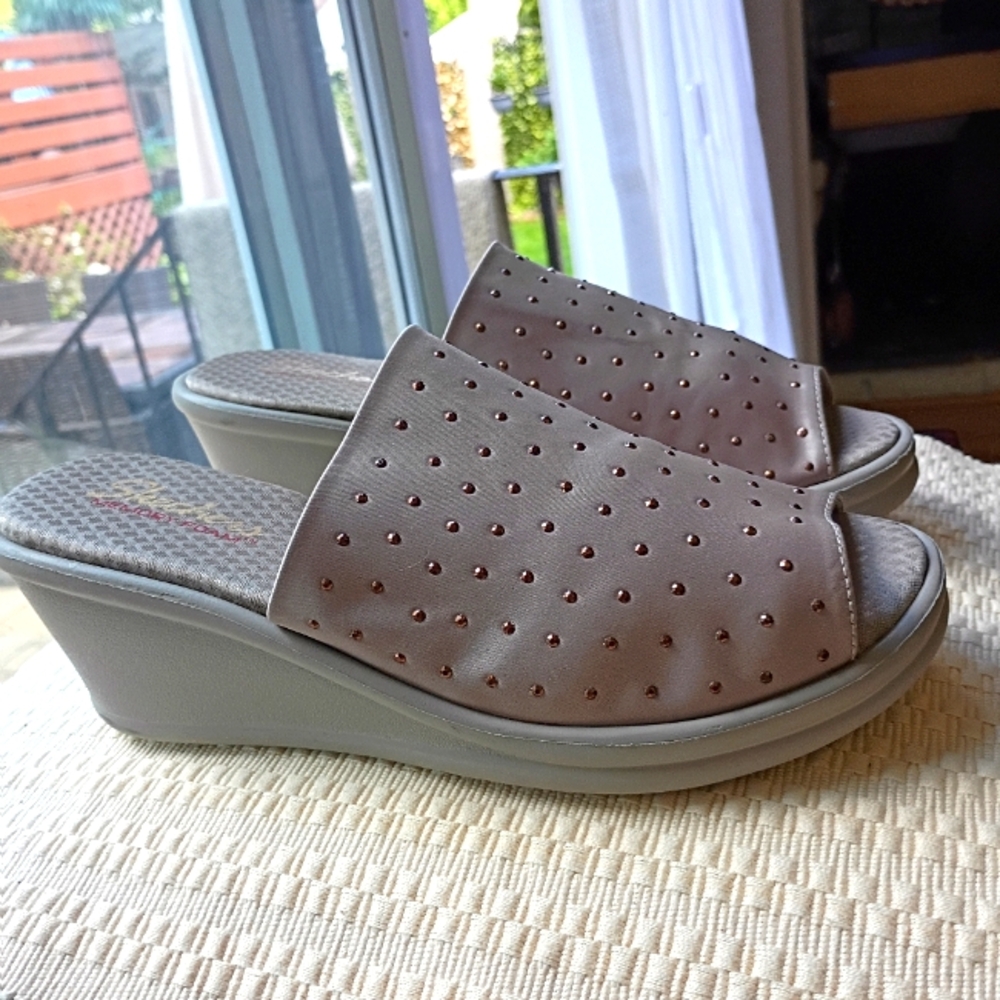 Skechers Size 10 Rumblers Studded Memory Foam Wedge in Taupe .New Condit